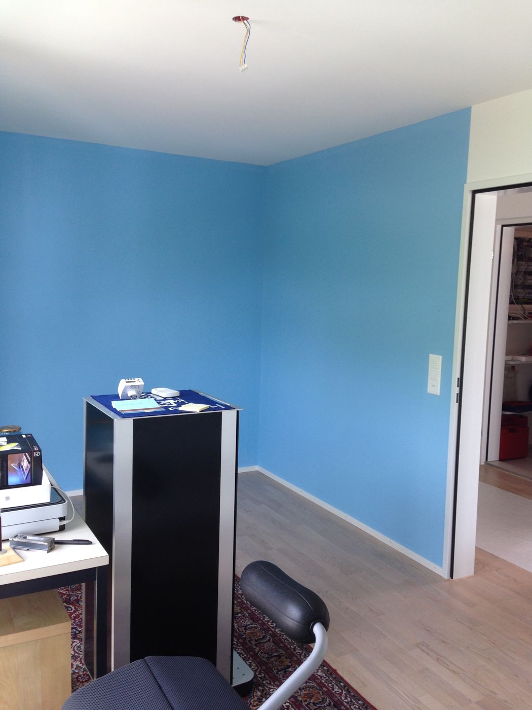 Büroraum nach der Wandgestaltung mit blauer Wand