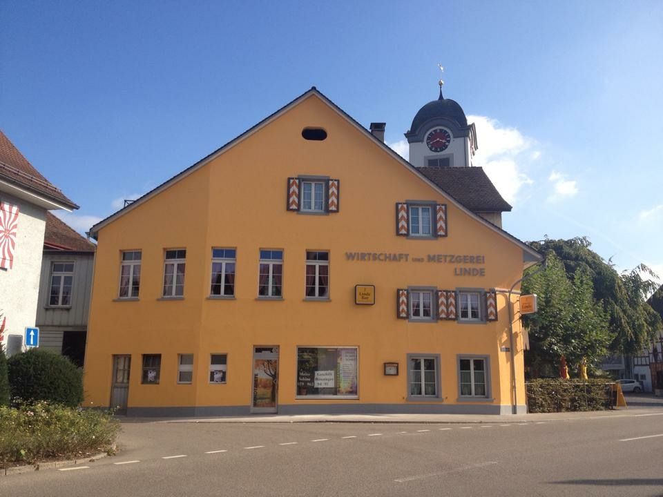 Gasthaus mit frisch gestrichener orangefarbener Fassade
