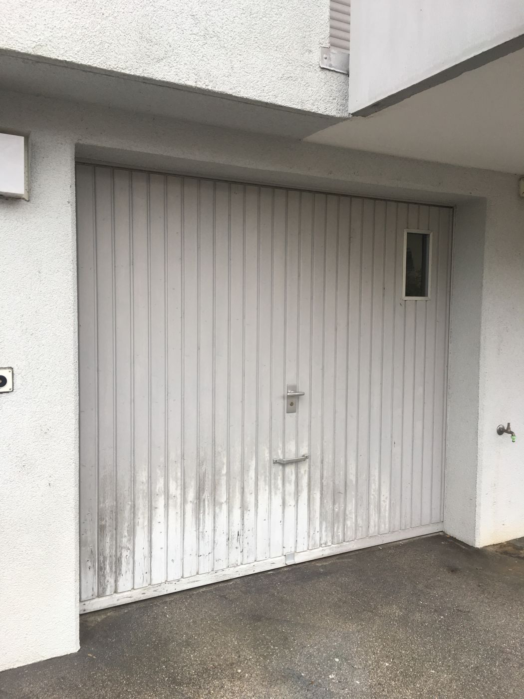 Garagentor vor dem Anstrich mit Verschmutzungen
