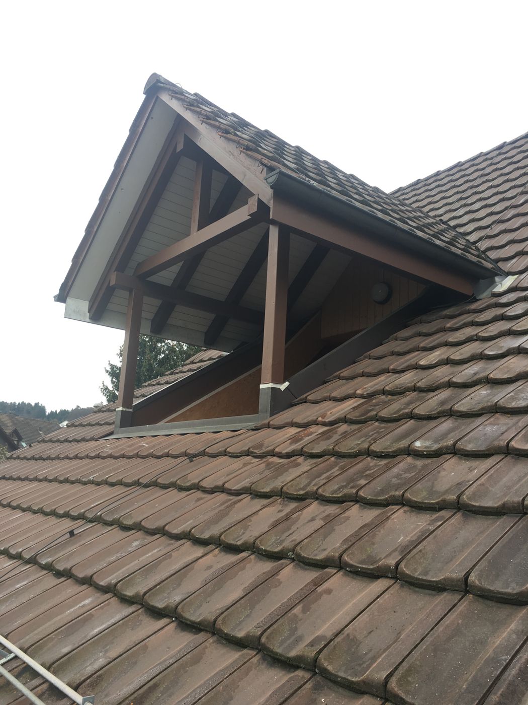 Dachlukarne mit frisch gestrichenen Holzteilen