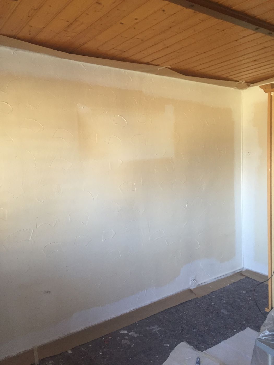 Wand in einem Wohnraum nach der Nikotinbehandlung