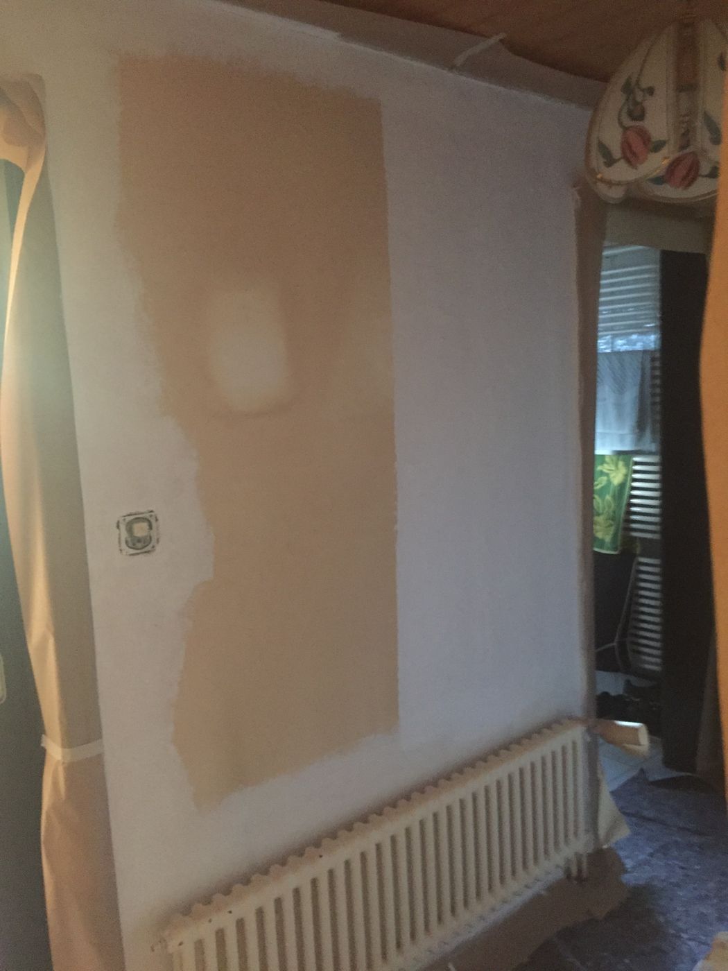 Wandfläche mit Spachtelstellen während der Nikotinbehandlung
