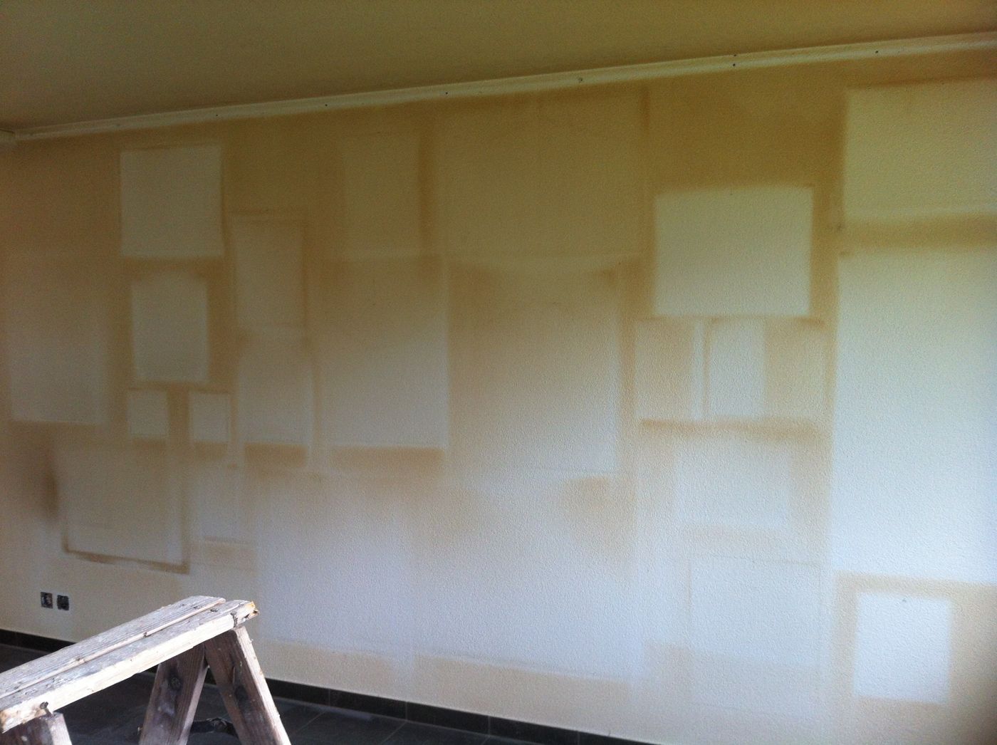 Raum mit behandelter Wand und Fensterfront