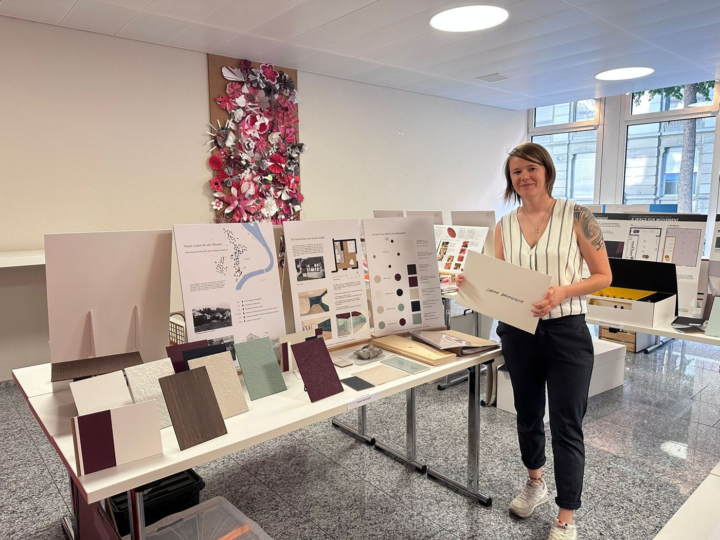 Sabine Bänninger am Messestand mit Farb- und Materialmustern