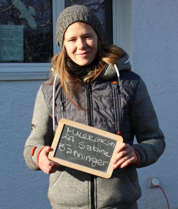Sabine Bänninger mit einer Schiefertafel «Malerin Sabine Bänninger»
