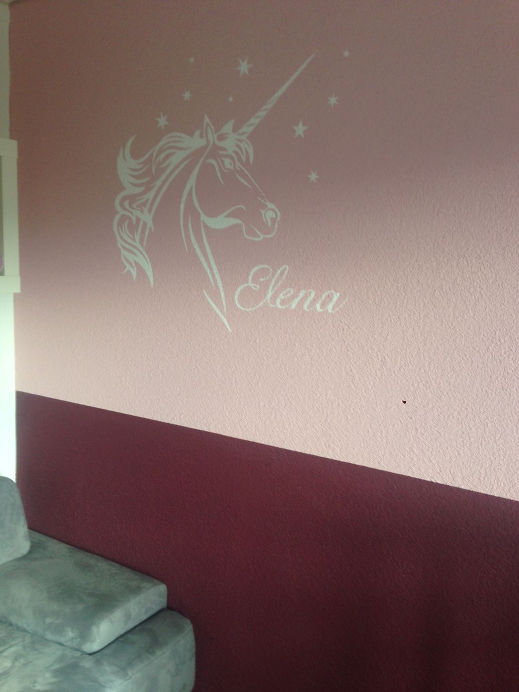 Wandtattoo mit Einhorn und Namen im Kinderzimmer