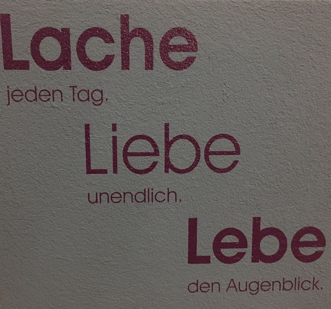 Wandtattoo «Lache jeden Tag, liebe unendlich, lebe den Augenblick»