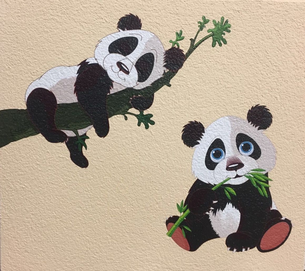 Gemalte Pandabären an der Wand eines Kinderzimmers