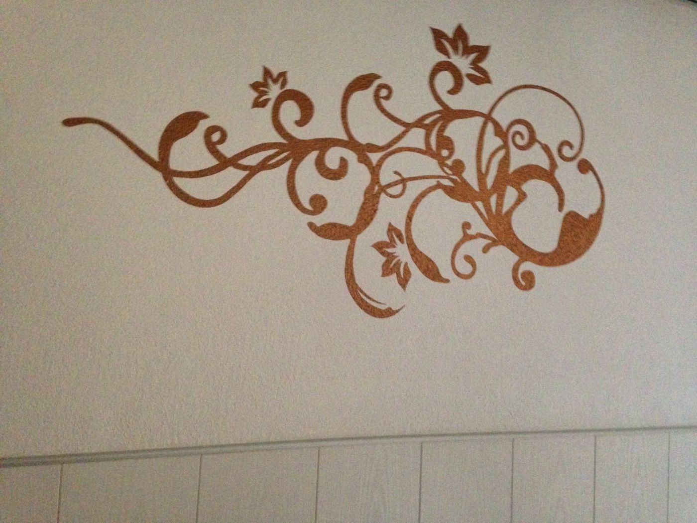 Wandtattoo mit floralem Schnörkel in Kupfer