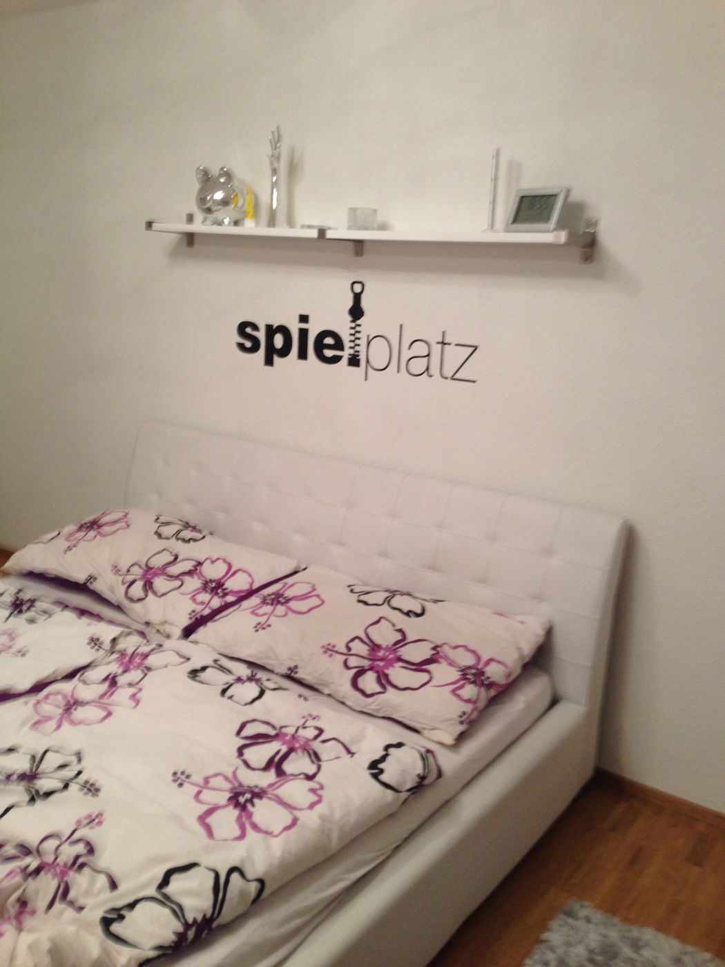 Wandtattoo «Spielplatz» über einem Bett