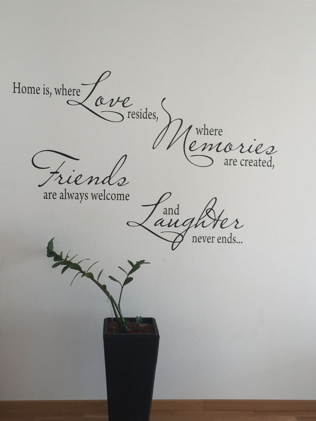 Wandtattoo mit englischem Spruch über Heimat und Freunde