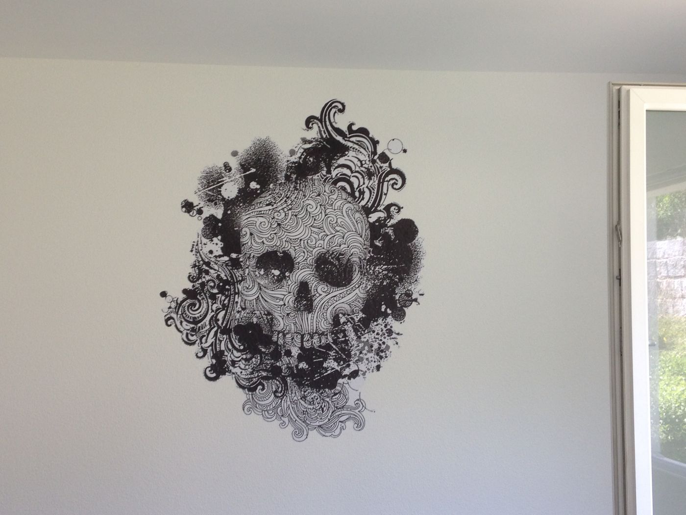 Wandtattoo mit ornamentalem Totenkopf