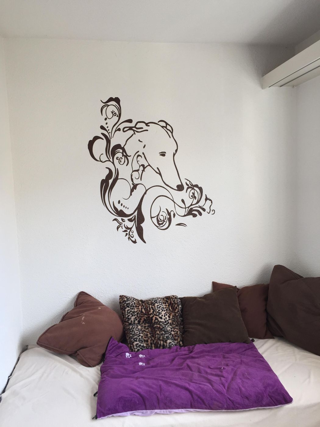 Wandtattoo mit Windhund-Motiv über einem Sofa