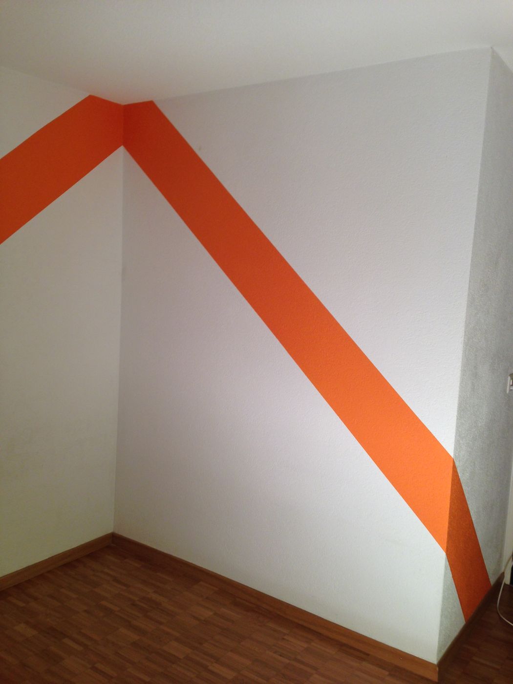 Weisse Wand mit orangefarbenem Streifen