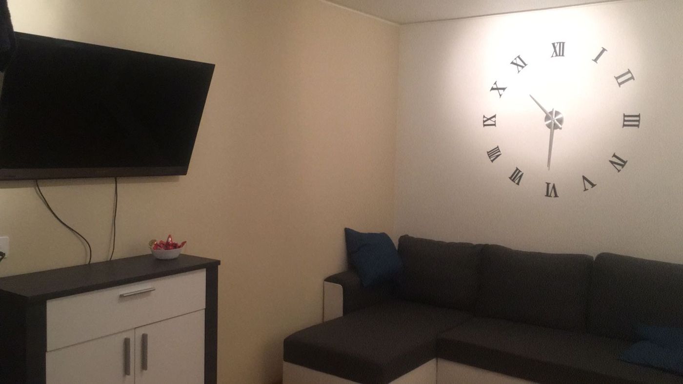 Wohnzimmer mit frisch gestrichenen Wänden