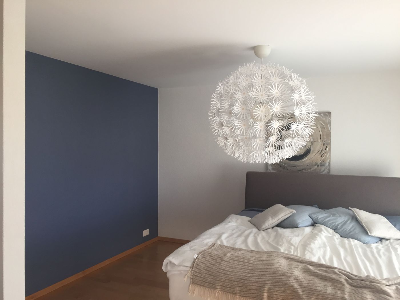 Schlafzimmer mit violetter Wand